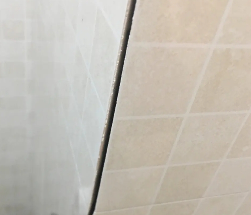 资兴瓷砖空鼓维修公司分享阳台瓷砖脱落的修复过程可以分为以下几个步骤