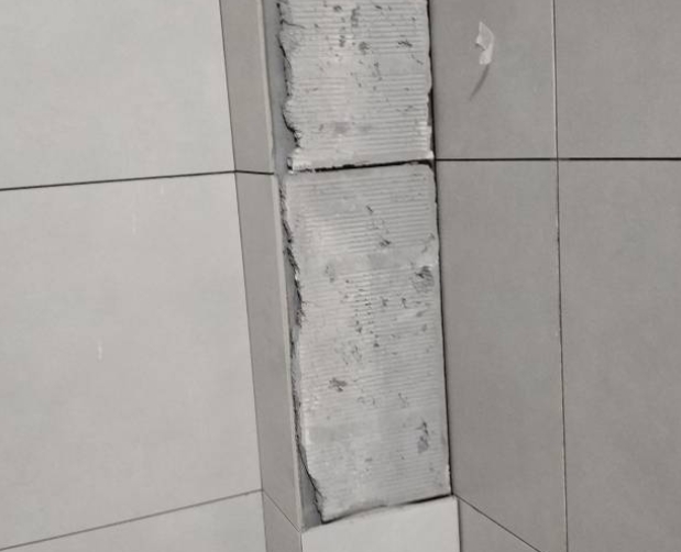 资兴瓷砖空鼓维修公司分享下瓷砖施工前基层浇水润湿程度不足，可能导致以下问题