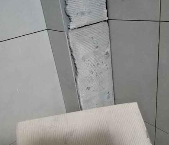 资兴瓷砖空鼓维修公司分享下厨房瓷砖脱落的补救措施。